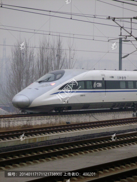 在高鐵線上運(yùn)行的和諧號(hào)列車(chē)