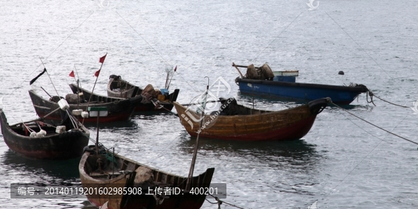 海邊停泊的小舢板