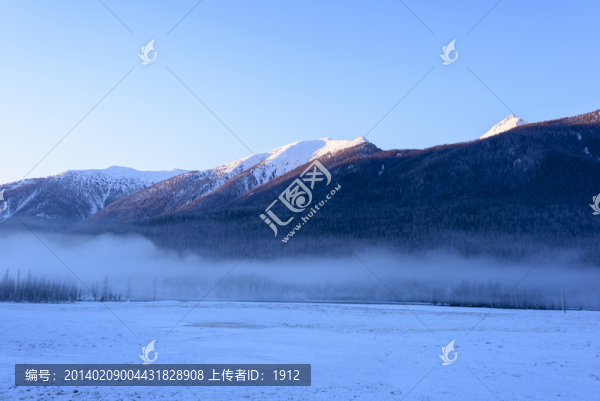 雪山晨霧
