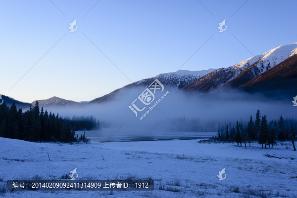 雪山晨霧