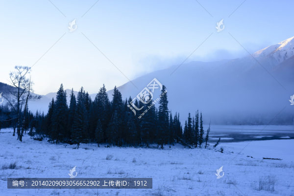 雪山晨霧