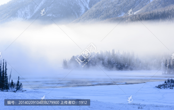 冰河晨霧