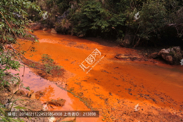 變色的河水