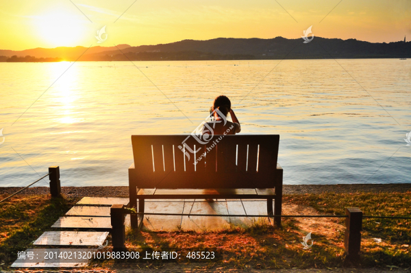 看風(fēng)景的美女