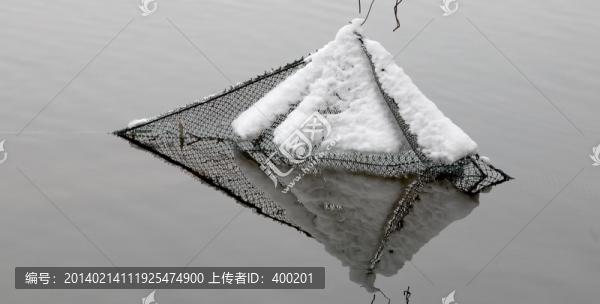 河中攔網(wǎng)上的雪
