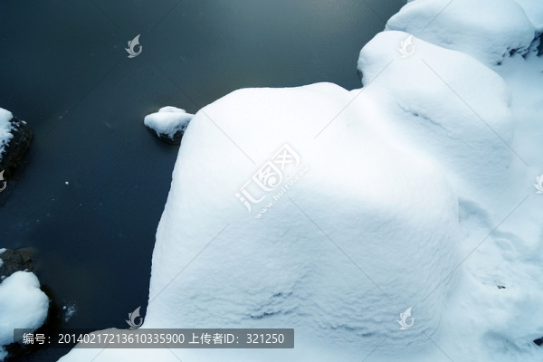 大雪,結(jié)冰的河水