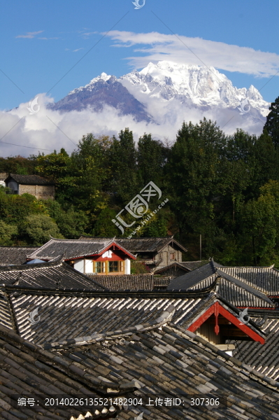 玉龍雪山下的四方街