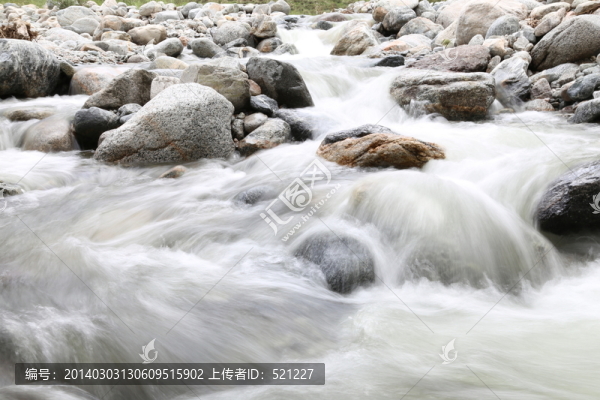 新疆天山湍急的溪流