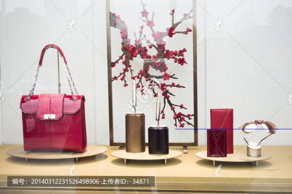 女性時(shí)尚用品櫥窗展示