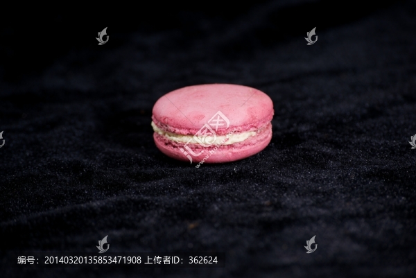 黑色背景蔓越莓馬卡龍