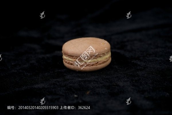 黑色背景咖啡馬卡龍