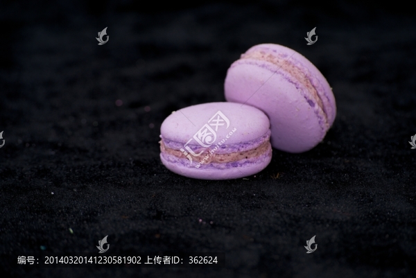 黑色背景藍(lán)莓馬卡龍組合