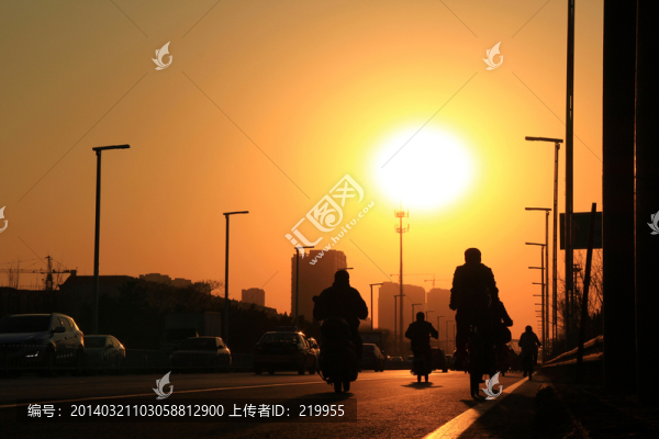 夕陽映照下班回家路