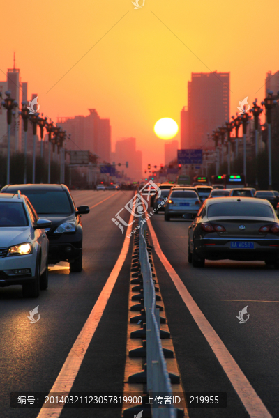 夕陽下的城市快車道