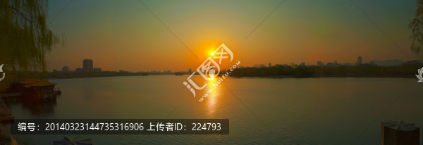 明湖日出