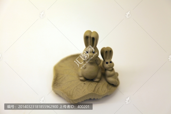 兩只小兔子泥塑