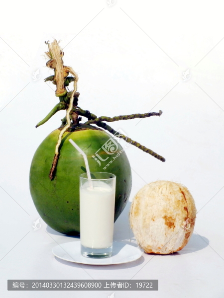 椰子和杯子里的椰汁