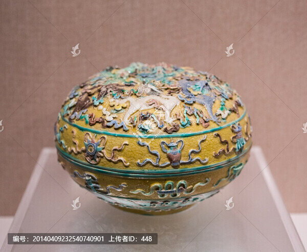粉彩堆塑八寶九龍紋盒