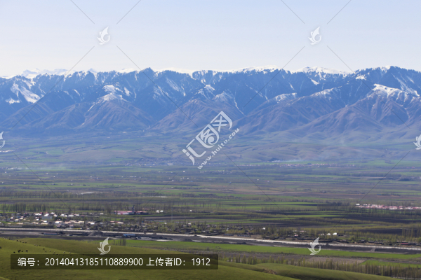 雪山腳下