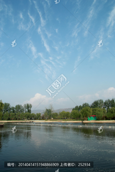 藍(lán)天春景