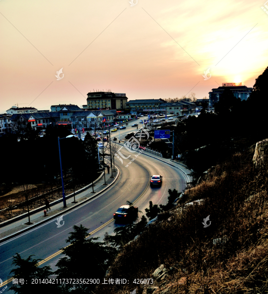 夕陽下s型環(huán)山公路