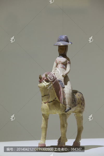 彩繪陶釉戴笠帽騎馬女俑