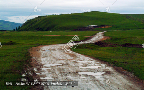 雨后鄉(xiāng)間泥土路