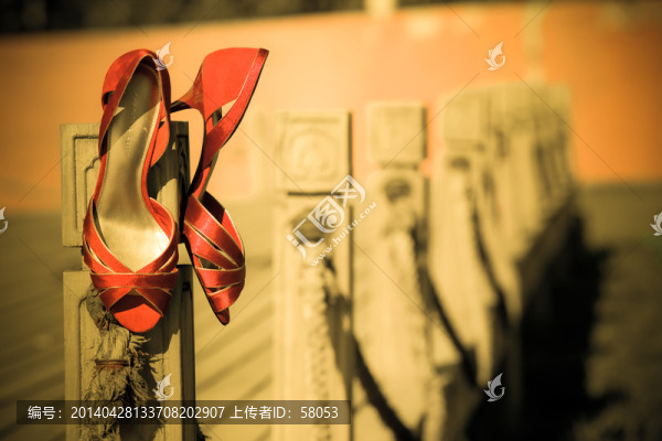 掛在柱子上的女鞋
