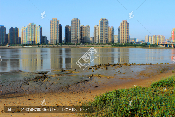 江濱河畔