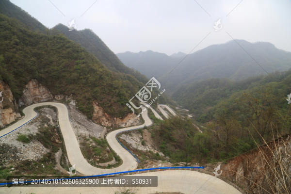 彎曲的山路