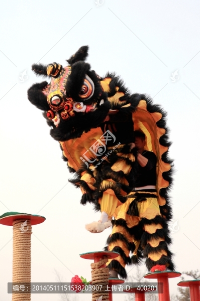梅花樁上舞南獅