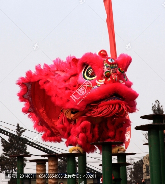 梅花樁上舞南獅