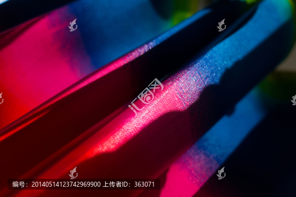 陽光下的七彩傘