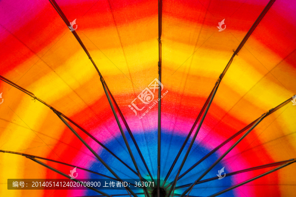 陽光下的七彩傘