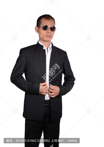 一位穿中山裝的男士