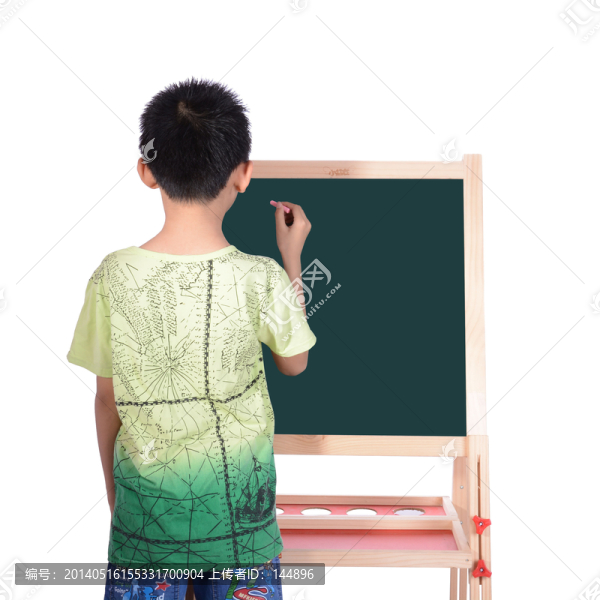 男孩準(zhǔn)備在黑板上寫字