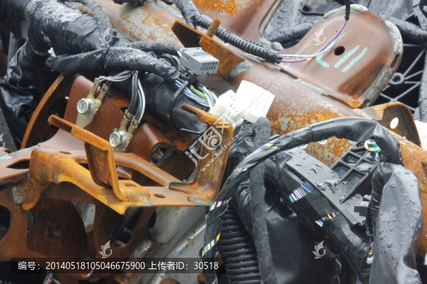 被拆解的汽車