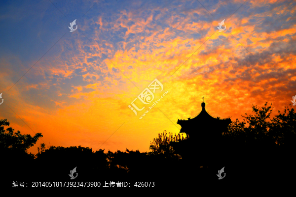 藍(lán)天晚霞亭子