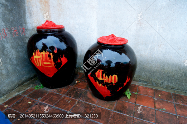墻角里的酒缸