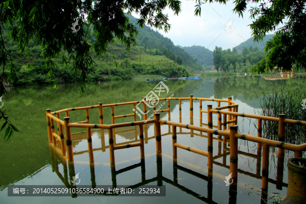 湖畔風(fēng)景