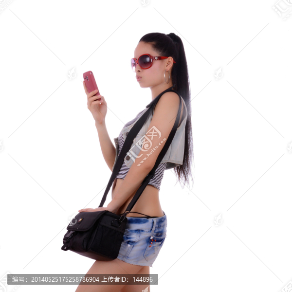 時尚女孩在玩手機(jī)