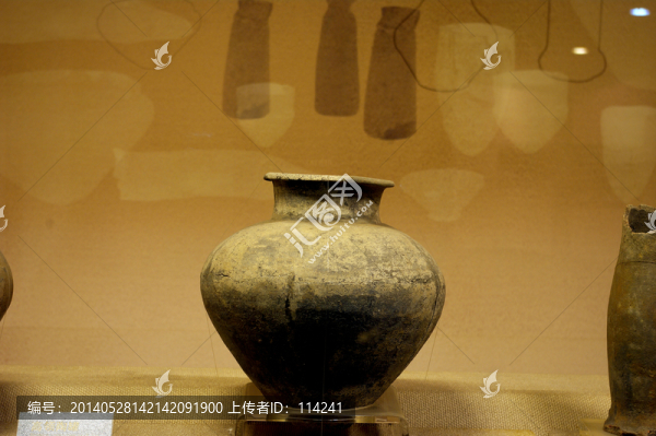 高領(lǐng)陶罐