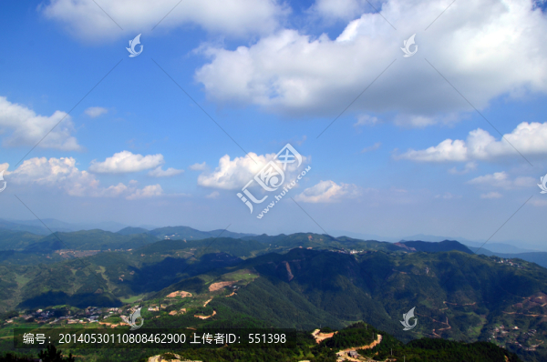 青山,藍(lán)天,白云,村落