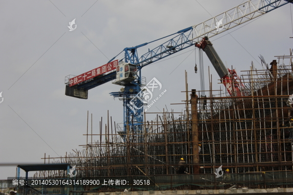 松花江上在建的大橋