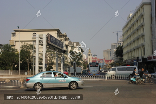 陽(yáng)光下的街角