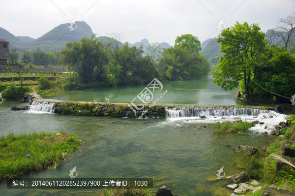 小河流水