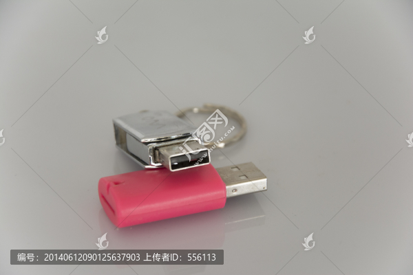 不同顏色的USB插頭