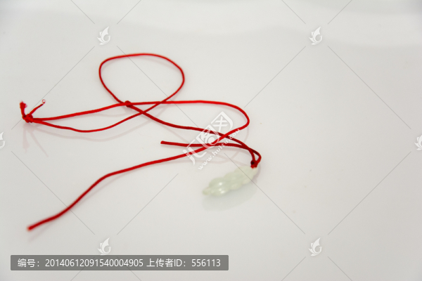 紅繩上系著的玉佩