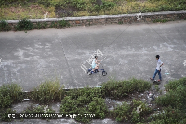 俯拍行人,,騎自行車