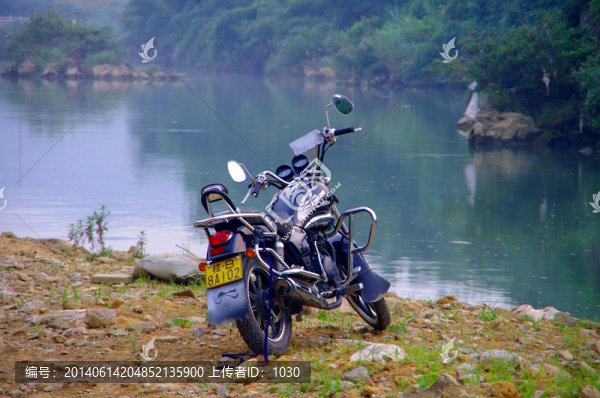 河邊,摩托車